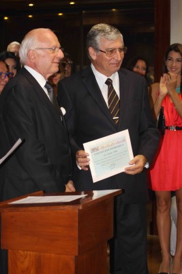 Representative of Harol Ferrer recivied the second place with the photography "faith"